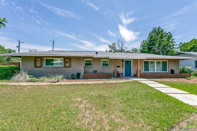 Foto del edificio - 4-BEDROOM, SINGLE STORY IN ALAMO HEIGHTS