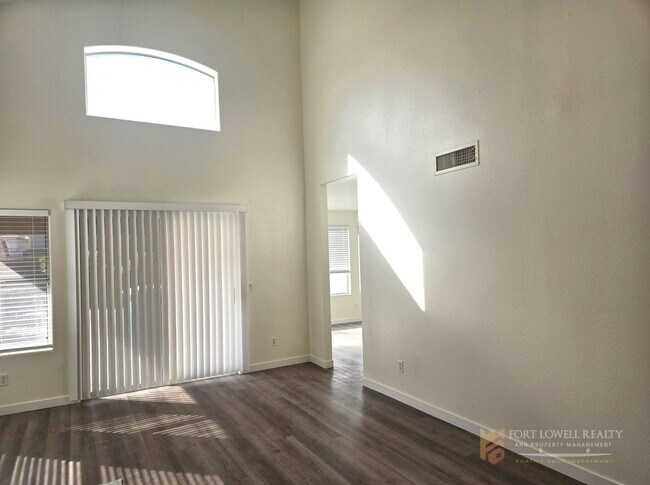 Foto del edificio - Fully remodeled, spacious 3 bed 2.5 bath, two-story home in Phoenix