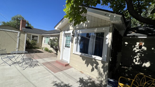 Building Photo - 742 W Plumb Ln