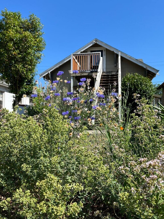Building Photo - 815 NE Killingsworth Ct