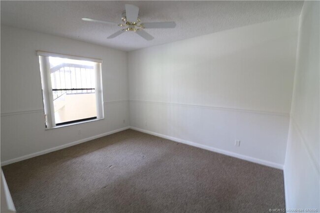 Foto del edificio - 241 SW South River Dr