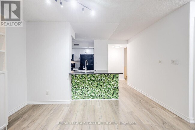Photo du bâtiment - 104-270-270 Wellington St W