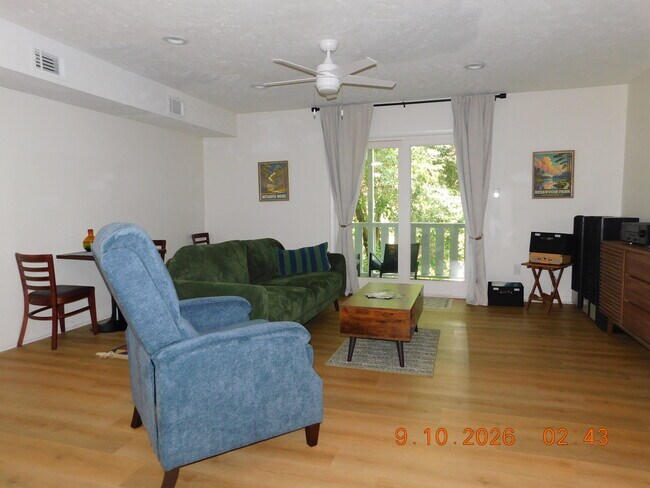 Foto del edificio - Evergreen Townhomes