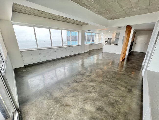 Building Photo - Private 16th-Floor Oceanview Residence with Belmont Pier Views