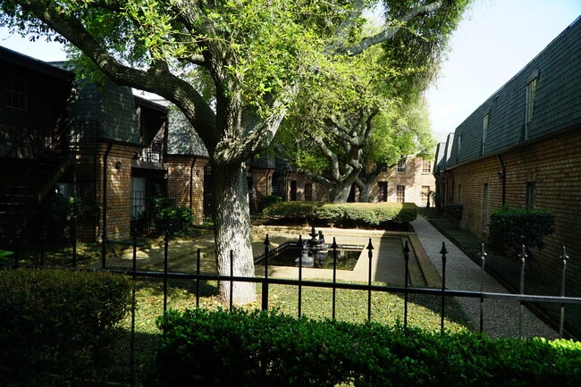 Peaceful courtyards - 711 Holiday Dr