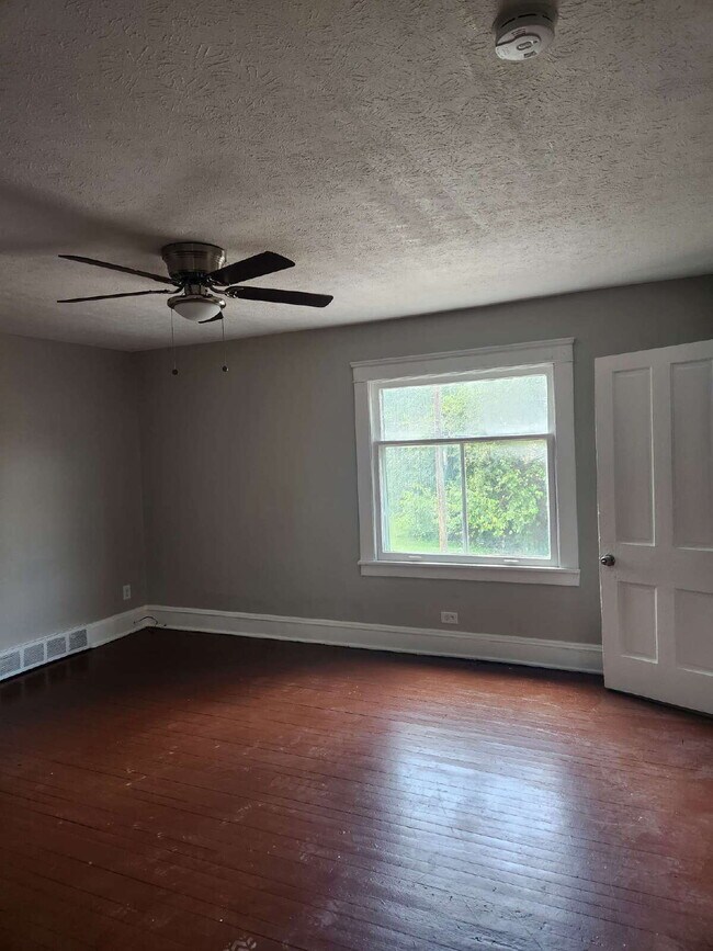 Building Photo - "Spacious 1.5 story 4-Bedroom Duplex on Ot...