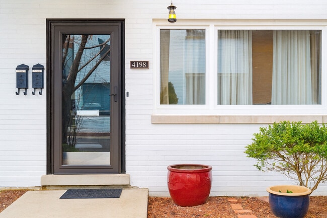 Building Photo - 419 W Briar Pl