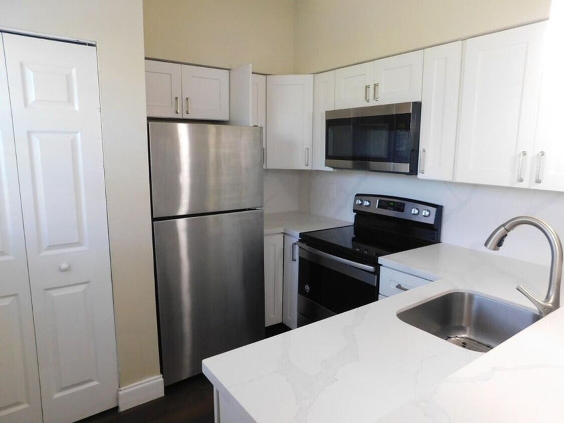 Foto principal - 611 Cypress Lake Blvd