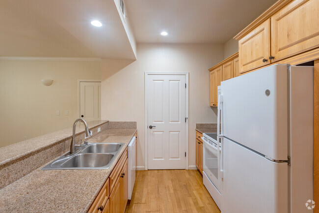 3BR, 2BA - 1425SF - Kitchen - Encinal Place