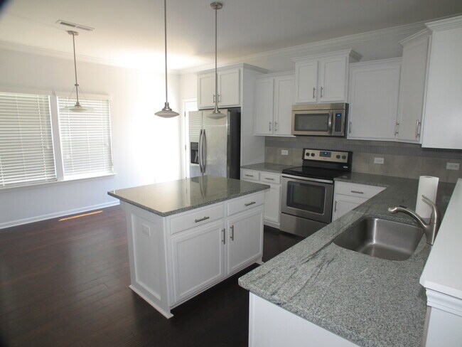 Foto del edificio - Move-In ready, 4 bedroom, 2.5 bath home lo...