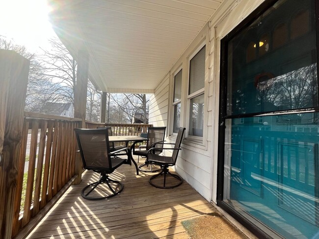 Building Photo - Beautiful Home Close to Campus