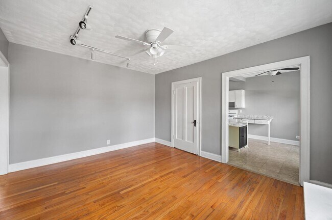 Building Photo - 3725 W Cornelia Ave