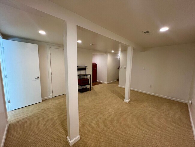 Foto del edificio - Cozy 1 bedroom with Kitchenette available ...