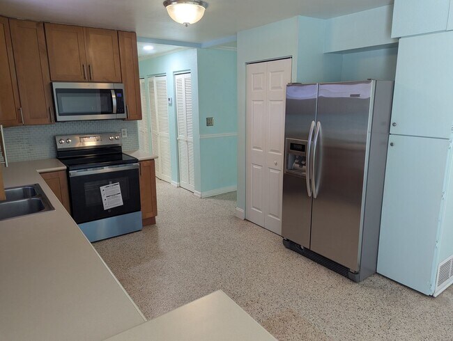 Foto del edificio - For Rent: 4 Bedroom, 3  Bathroom, Office/Den, Sunroom/Florida room, Large Shed, Huge backyard