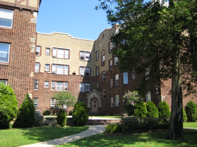 Primary Photo - 200 W Merrick Rd