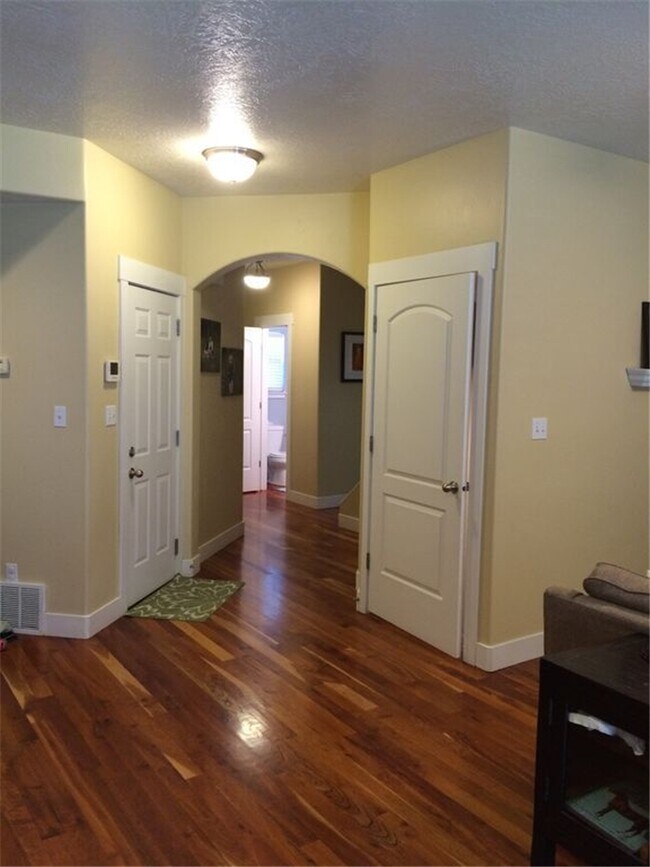 Building Photo - 2718 N Elm Dr