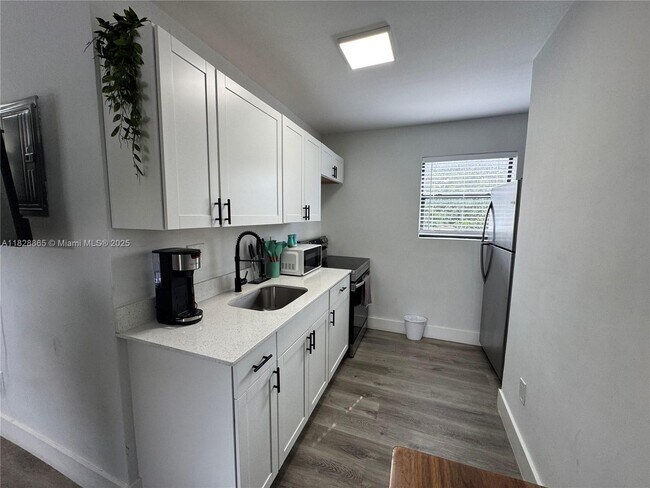 Foto del edificio - 584 NW 30th St