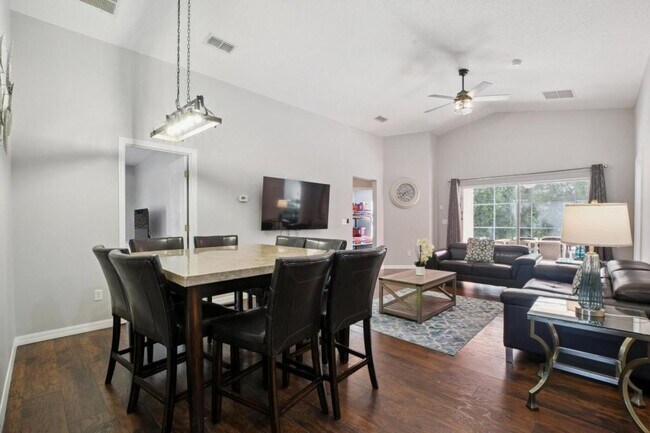 Foto del edificio - 661 Sandy Ridge Dr