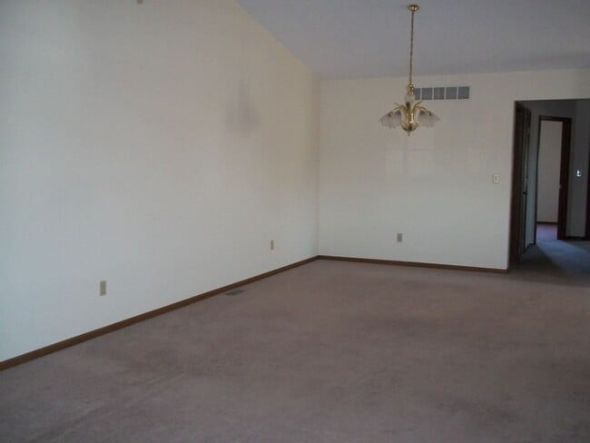 Building Photo - 2 br, 3 bath House - 107 Cecelia