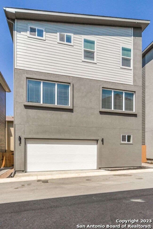 Foto del edificio - 4-BEDROOM LUXURY NEW CONSTRUCTION IN ALAMO...