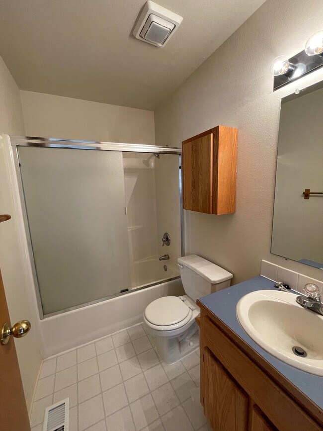 Building Photo - 4199-4199 SE Oak St