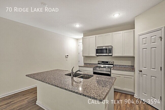 Foto del edificio - 70 Ridge Lake Rd