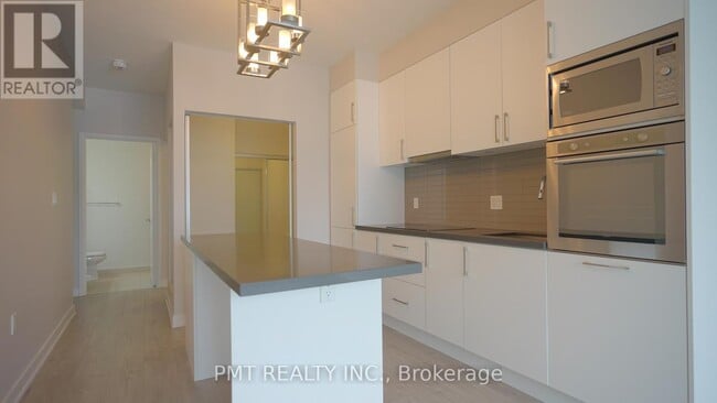 Building Photo - 27 Bathurst St