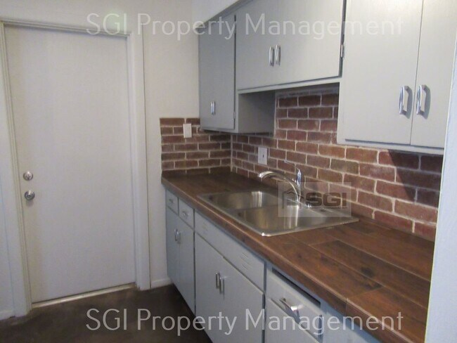 Building Photo - UPDATED NORTH PHOENIX PROPERTY!