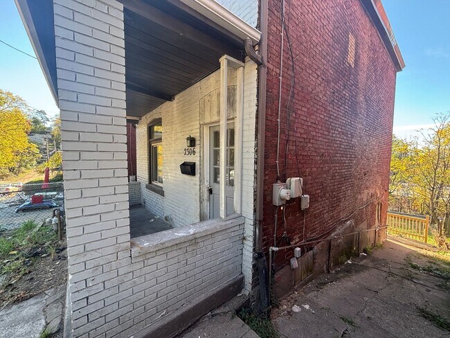 Foto del edificio - Updated flooring, finished basement, and great outdoor space in a walkable Swissvale location