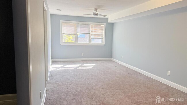 Foto del edificio - 396 College Dr