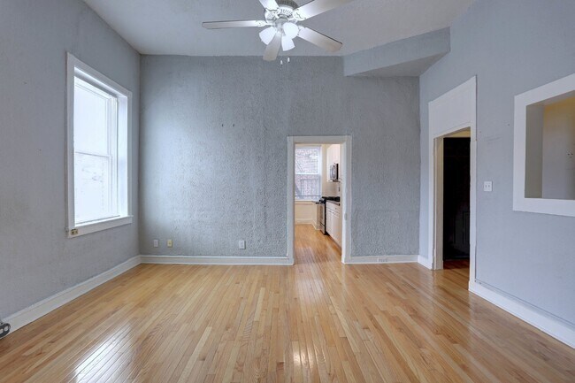 Foto del edificio - 2BD/1BA Spacious, Fabulous Fells Point Apartment