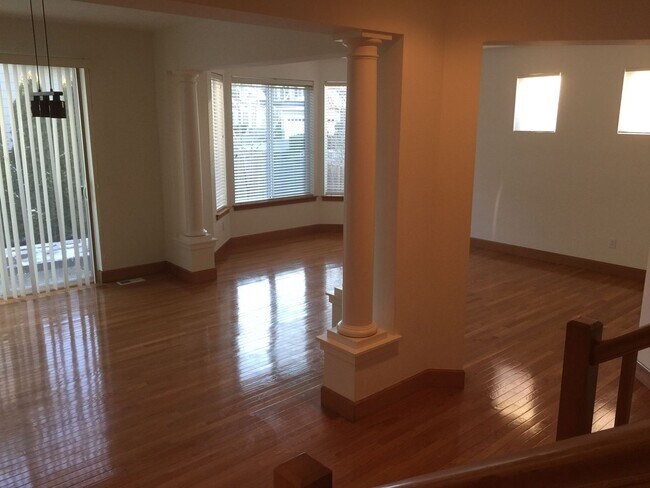 Foto del edificio - Beautifully Updated 4-Bedroom Home in Desi...