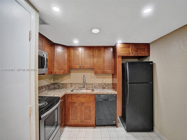 Building Photo - 4166 Inverrary Dr