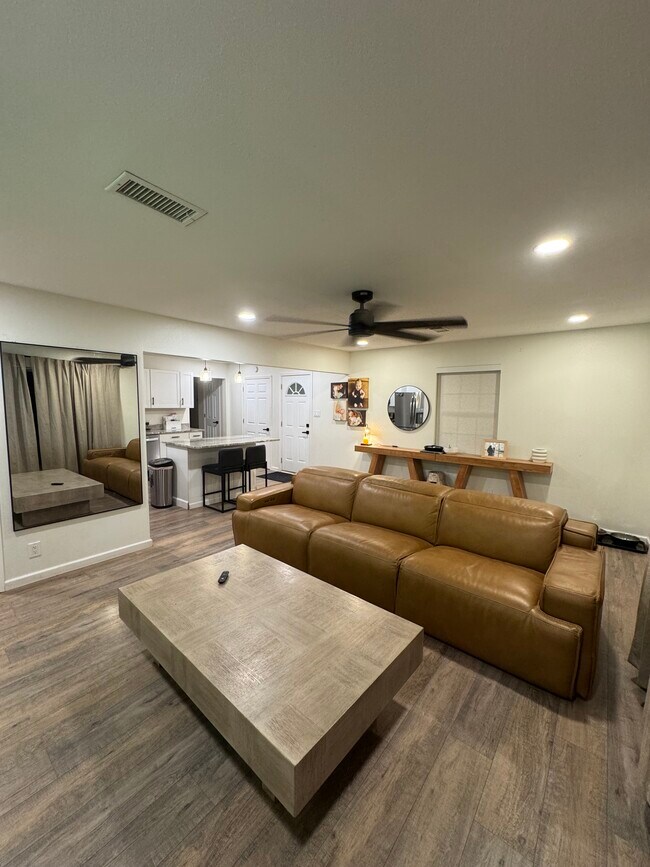 Foto del edificio - 521 Mountain Pine Rd