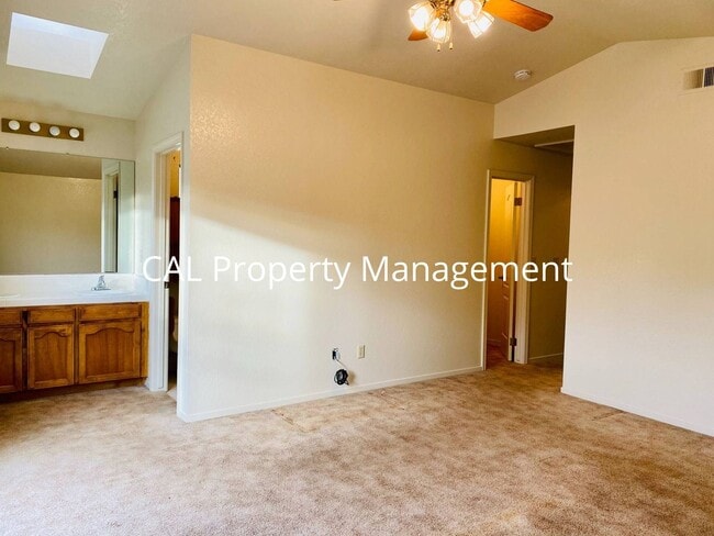 Building Photo - Rare 4 bedroom 2 bath rental in Pine Meadow Estates King City!