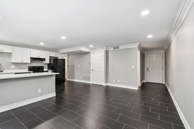 Building Photo - 2942 W Bay Dr