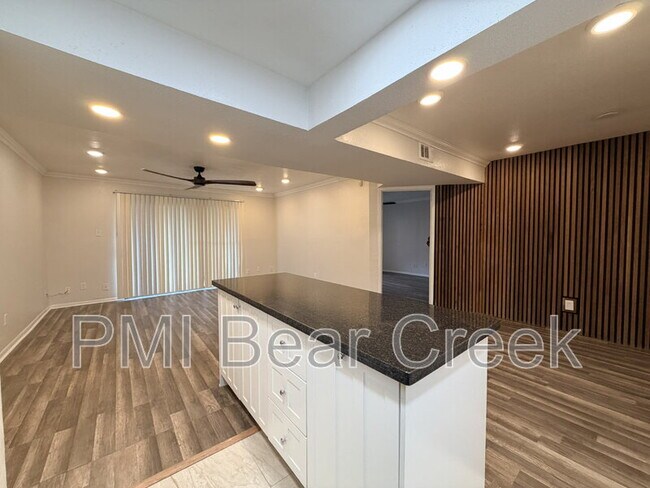 Foto del edificio - 3045 Walnut Bend Ln