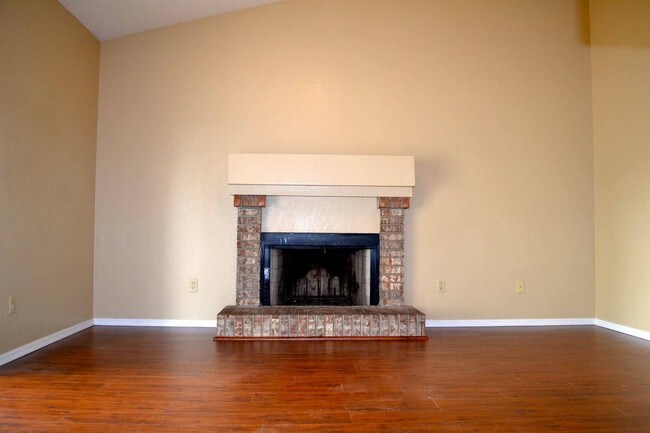Building Photo - 1050 E Harbor View Dr