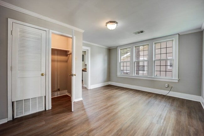 Building Photo - Freshly Updated 3 Bedroom House
