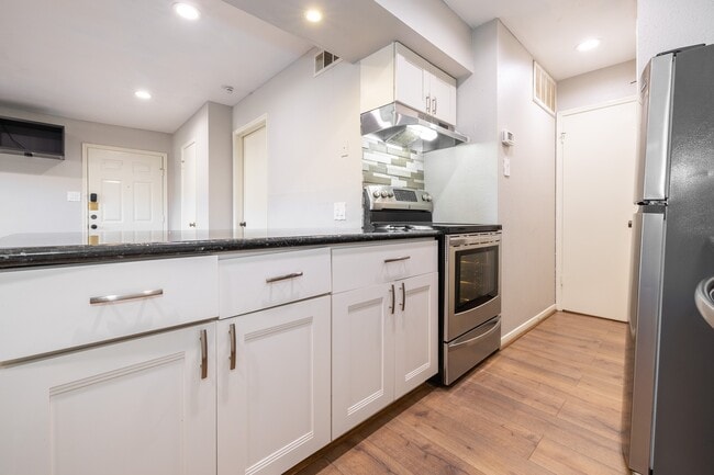 Building Photo - 2750 Holly Hall St