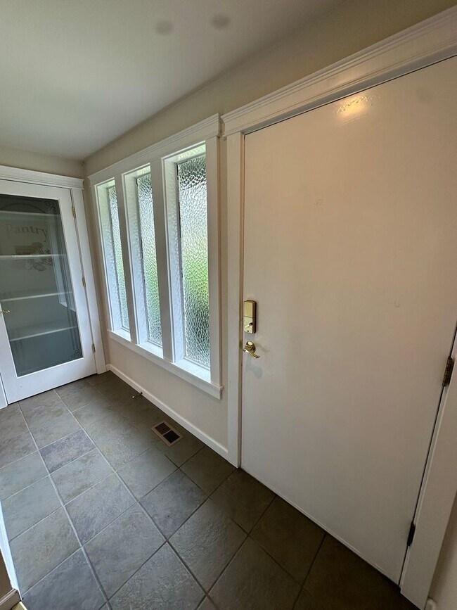 Building Photo - Beautiful well Maintained Duplex for rent