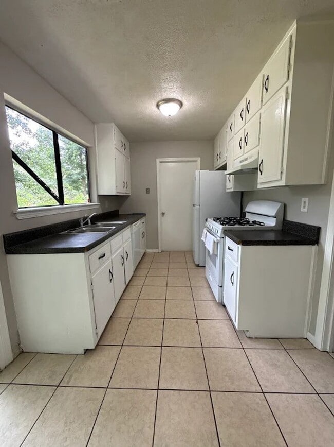 Building Photo - 3 Bed  2.5 bath in Stone Mountain!