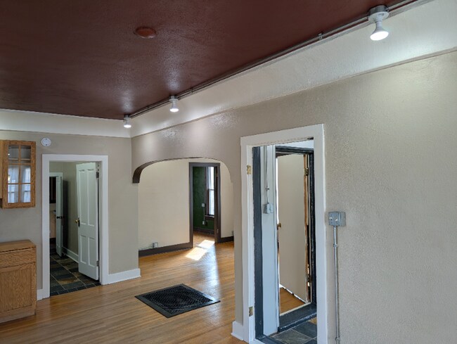 Foto del edificio - 709 E Lewis St