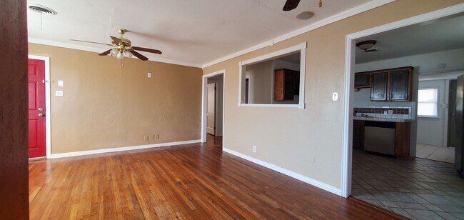 Foto del edificio - 2BR/1BA Home Featuring Stainless Steel Appliances & Private Backyard