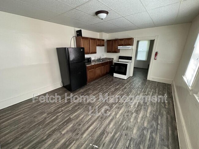 Building Photo - 722 East King Street - Room 2