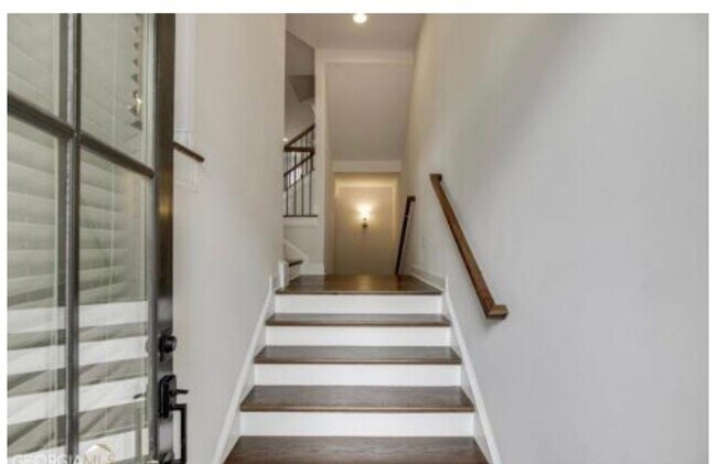 Building Photo - Beautiful 3 Bedroom Townhome