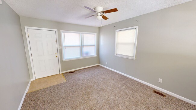 Building Photo - Beautiful Ranch w/ Large Fenced Back Yard ...