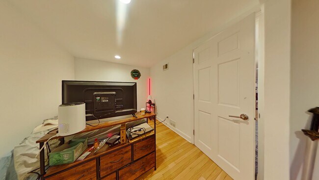Photo - 2947 N Racine Ave Apartment