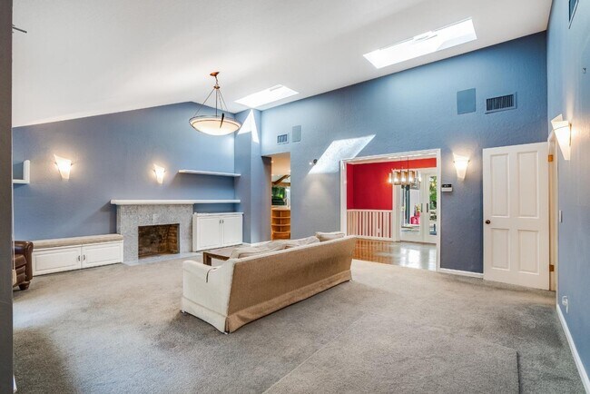 Foto del edificio - 24421 Summerhill Ave
