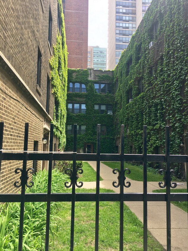 Primary Photo - 3159 N Hudson Ave